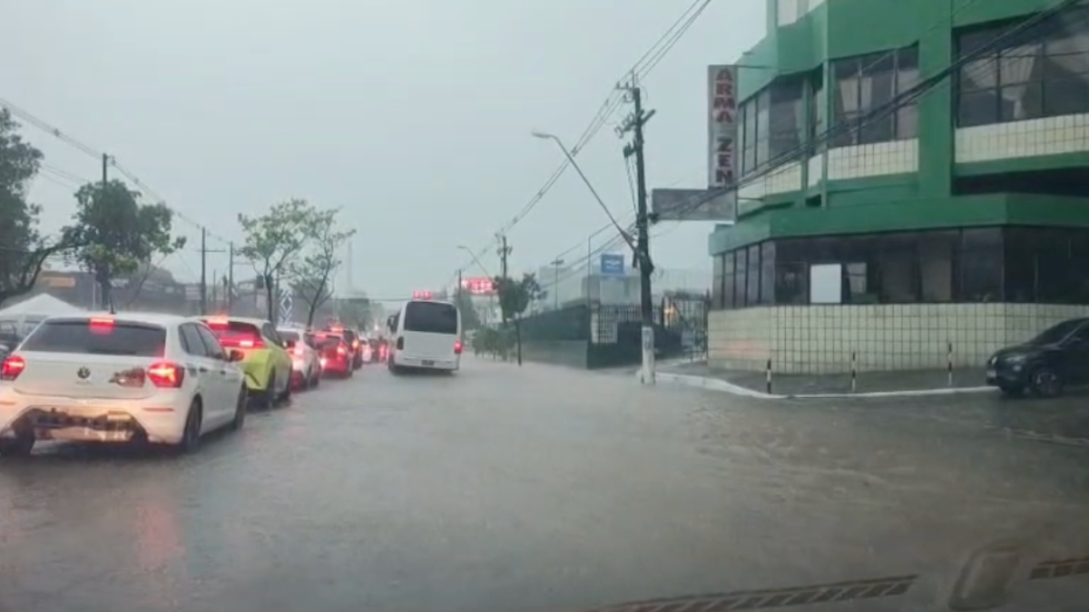 Agora! Chuva intensa alaga avenida Djalma Batista em Manaus