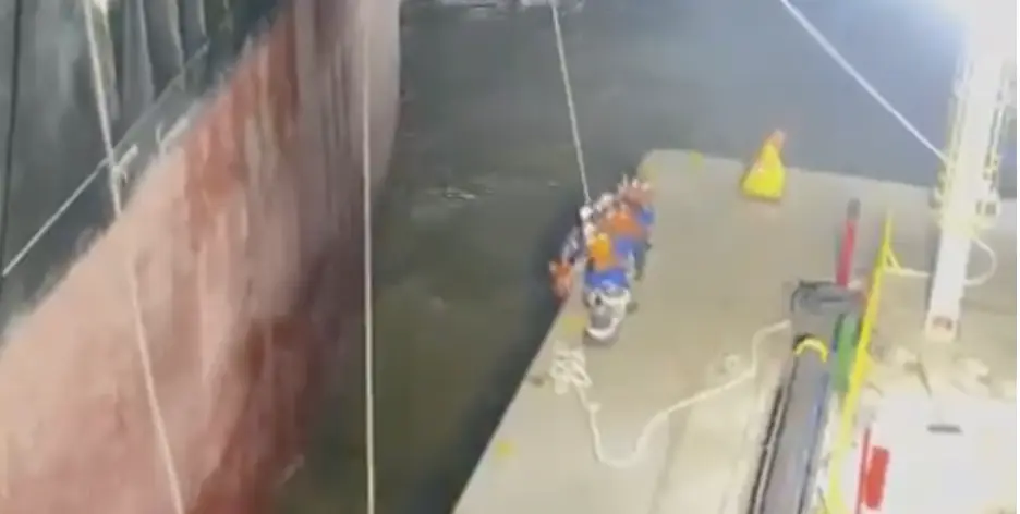 Desespero: ferry-boat afunda e passageiros lutam por vida
